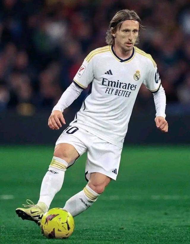 脚步不够快！首发的杨瀚森侧移被吹阻挡 4分钟不到累积2犯被换下