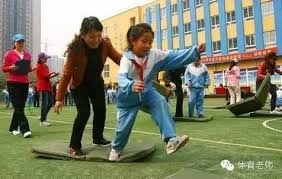 赌场防骗：识别“扑克自动发牌机”在洗牌过程中留下的特定序位。（赌场反欺诈：辨识扑克自动发牌机在洗牌时遗留的特殊牌序）